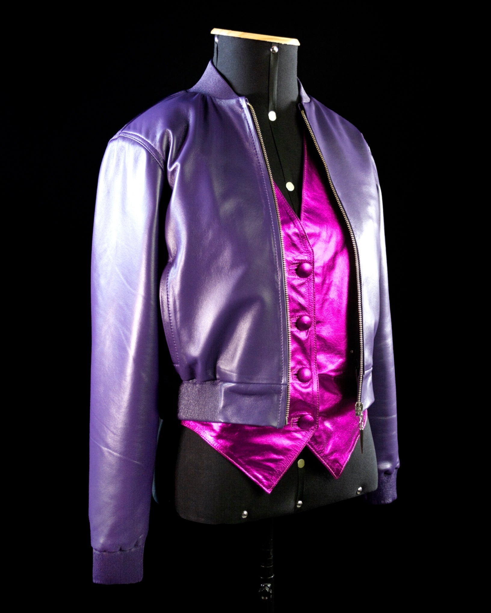 Bomber - A Muse Bomber é mais do que uma jaqueta — é uma presença.